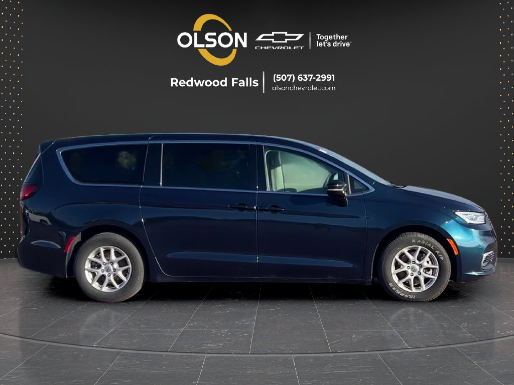 Used 2024 Chrysler Pacifica Touring-L FWD image 6