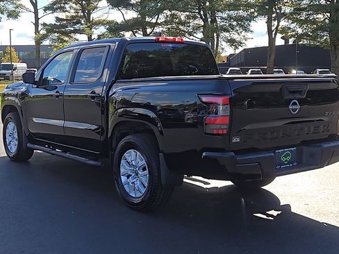 Used 2022 Nissan Frontier SV image 2