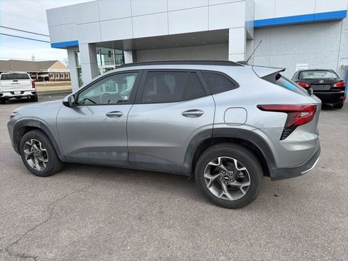 Used 2025 Chevrolet Trax LT w/ LT Convenience Package image 24