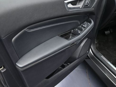Used 2019 Ford Edge Titanium image 17
