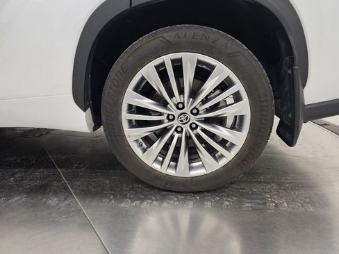 Used 2024 Toyota Highlander Platinum AWD/4WD image 10