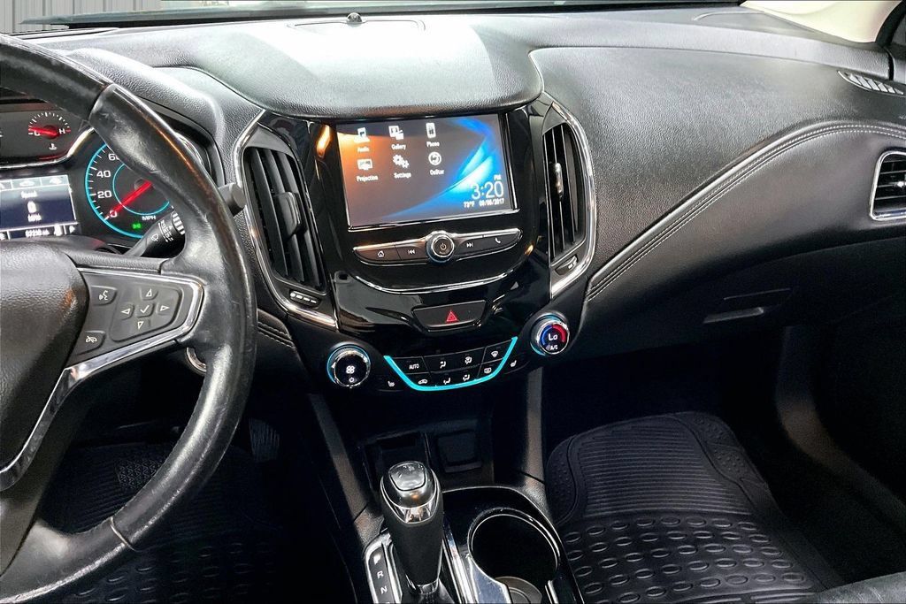 Used 2018 Chevrolet Cruze Premier w/ Enhanced Convenience Package FWD image 9