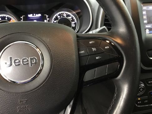 Used 2019 Jeep Cherokee Latitude Plus AWD/4WD image 14