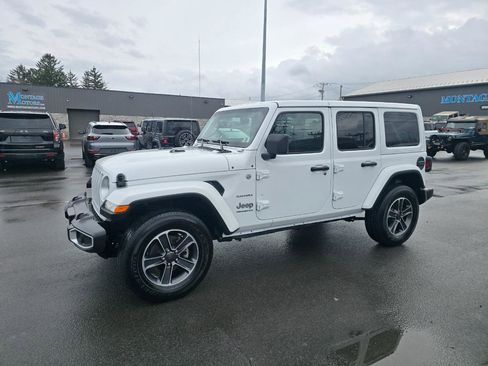 Used 2023 Jeep Wrangler Unlimited Sahara image 3