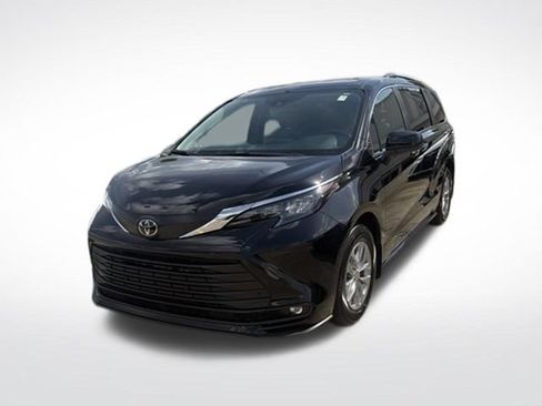 Used 2026 Toyota Sienna XLE FWD image 6