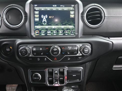 Used 2018 Jeep Wrangler Unlimited Sahara AWD/4WD image 11