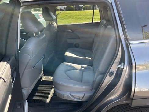Used 2024 Toyota Highlander XLE AWD/4WD image 31