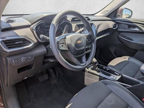 Used 2022 Chevrolet TrailBlazer LT w/ Convenience Package FWD image 9