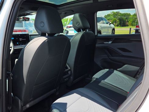 Certified 2025 Volkswagen Tiguan SE R-Line AWD/4WD image 41