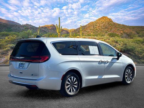 Used 2024 Chrysler Pacifica Limited FWD image 4