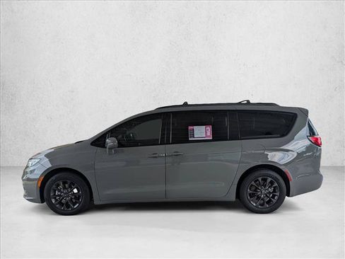 Used 2021 Chrysler Pacifica Touring-L w/ S Appearance Package FWD image 9