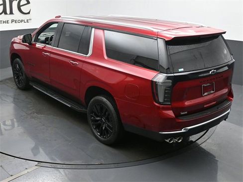 New 2025 Chevrolet Suburban Premier image 19