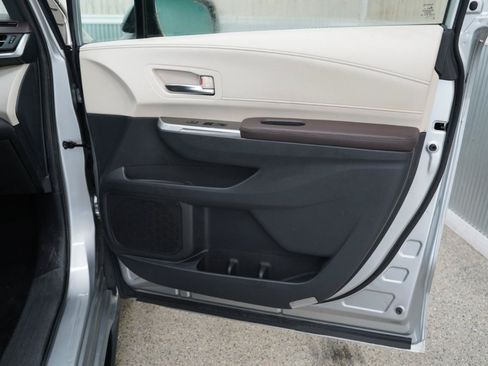 Used 2021 Toyota Sienna Platinum AWD/4WD image 32
