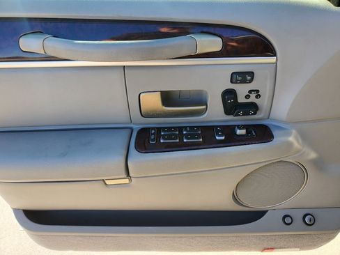 Used 2006 Lincoln Town Car Signature Limited image 14