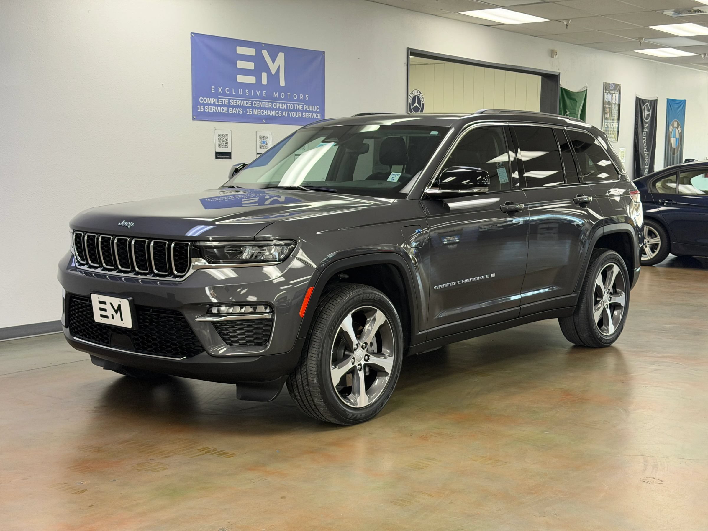 Used 2023 Jeep Grand Cherokee 4WD 4xe image 12