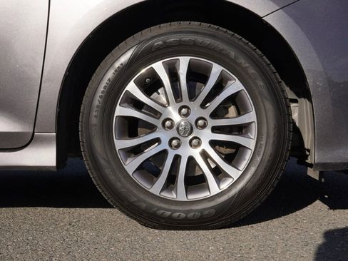 Used 2020 Toyota Sienna XLE image 10