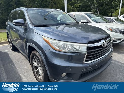 Used 2015 Toyota Highlander XLE AWD/4WD image 1