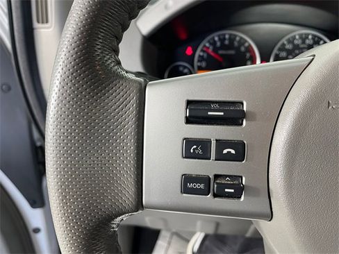 Used 2014 Nissan Frontier SL w/ SL Moonroof Package image 12