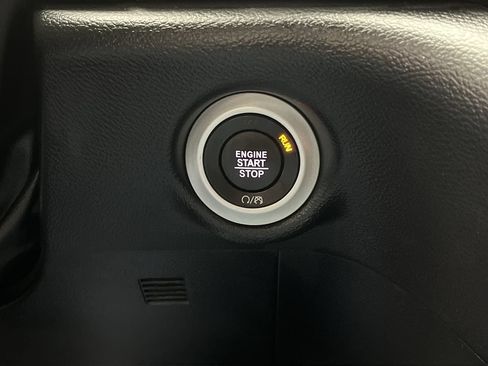 Used 2025 Chrysler Pacifica Select FWD image 20