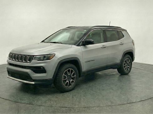 Used 2025 Jeep Compass Trailhawk image 3
