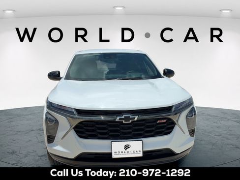 Used 2025 Chevrolet Trax RS w/ Driver Confidence Package FWD image 2
