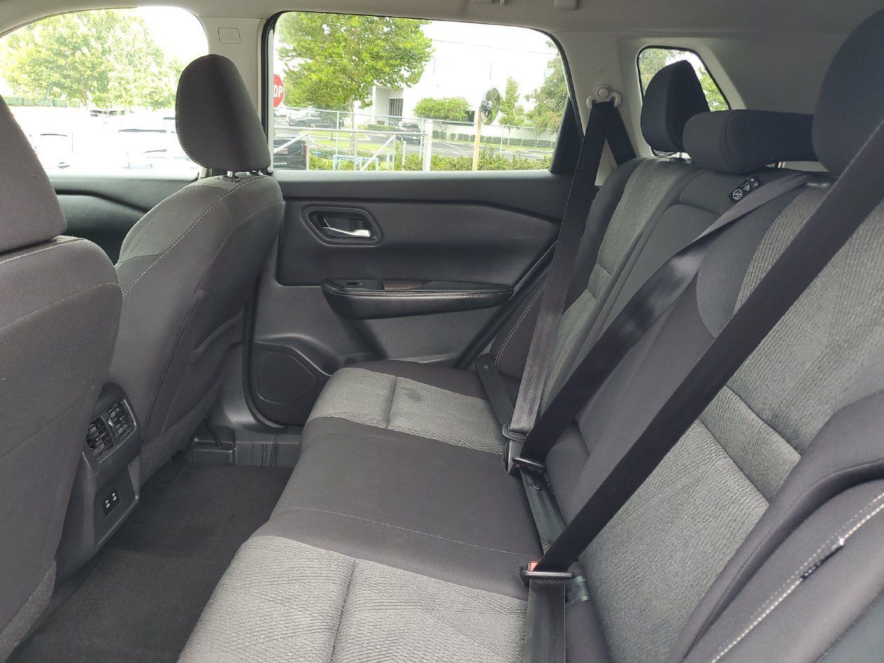 Used 2024 Nissan Rogue SV FWD image 9