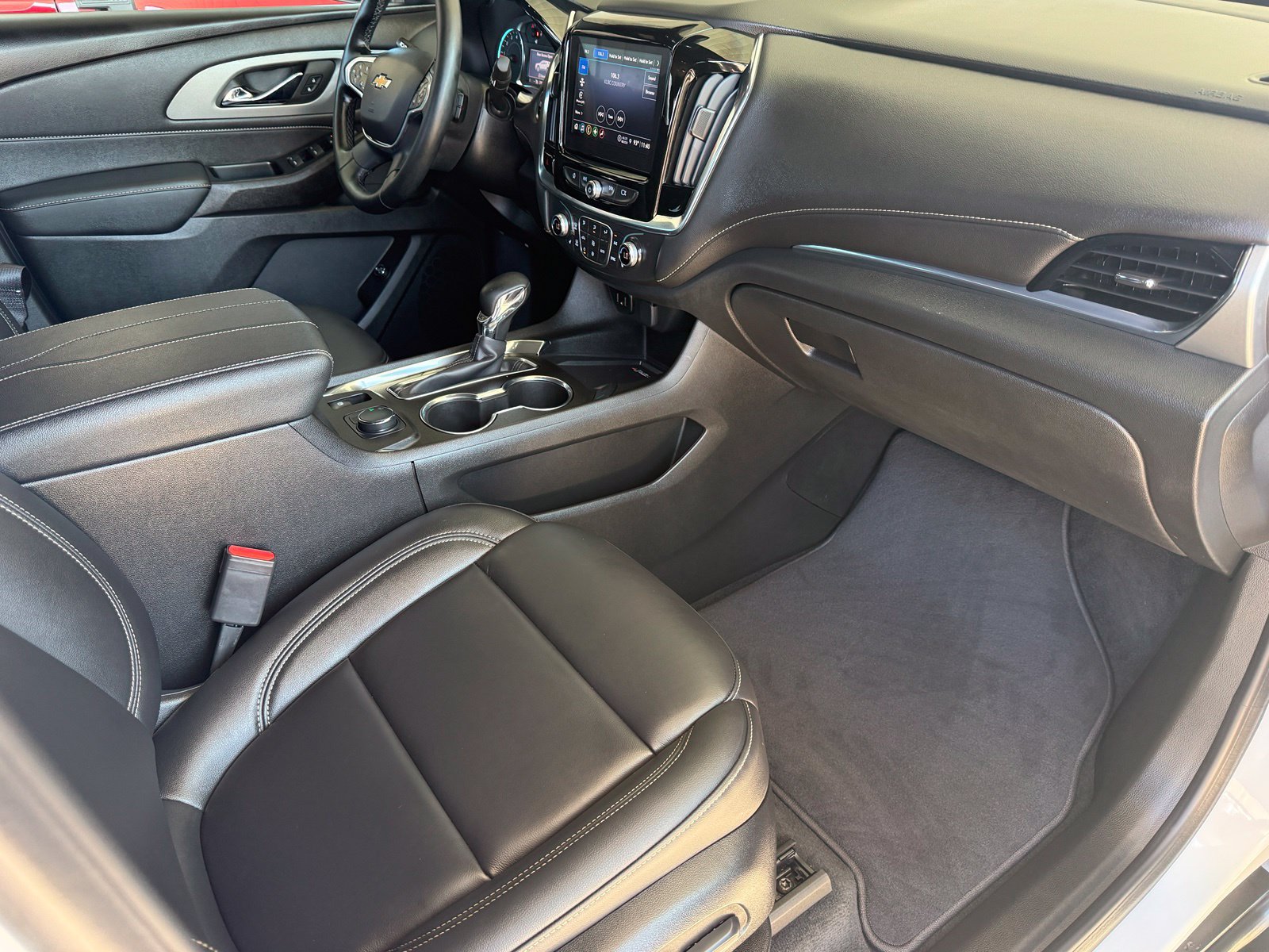 Used 2023 Chevrolet Traverse LT FWD image 16