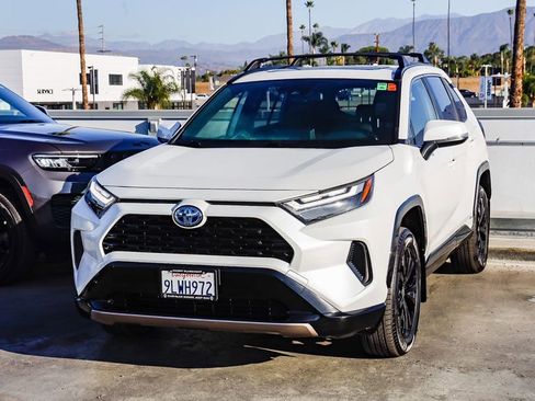 Used 2024 Toyota RAV4 SE image 4