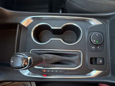 Used 2020 Chevrolet Traverse LT image 19