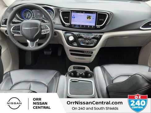 Used 2023 Chrysler Pacifica Touring-L FWD image 16