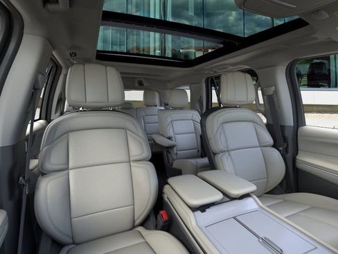 New 2026 Lincoln Navigator Reserve AWD/4WD image 10