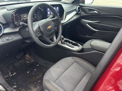 Used 2025 Chevrolet Trax LS w/ LS Convenience Package image 12