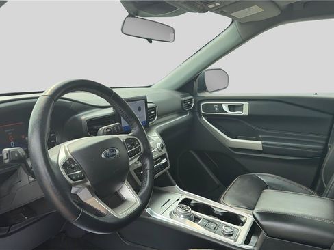 Used 2023 Ford Explorer XLT w/ Equipment Group 202A AWD/4WD image 16
