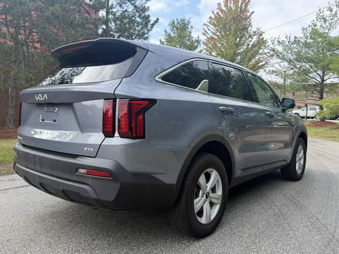Used 2023 Kia Sorento LX AWD/4WD image 5