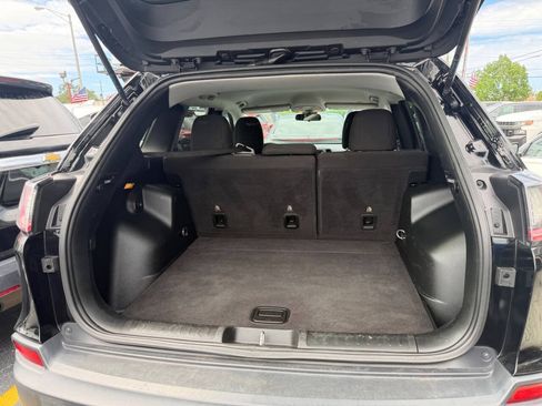 Used 2019 Jeep Cherokee Latitude w/ Popular Appearance Group FWD image 16