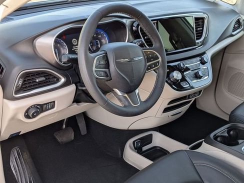 Used 2024 Chrysler Pacifica Touring-L image 9