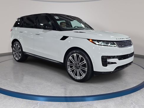 Used 2025 Land Rover Range Rover Sport SE AWD/4WD image 3
