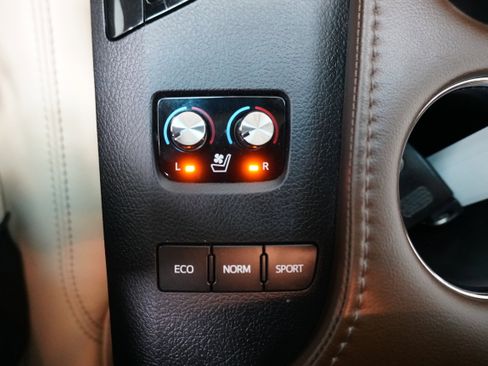 Used 2014 Toyota Avalon Limited image 23