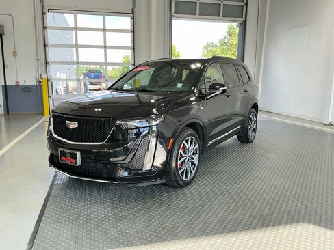 Used 2023 Cadillac XT6 Sport w/ Technology Package AWD/4WD image 2