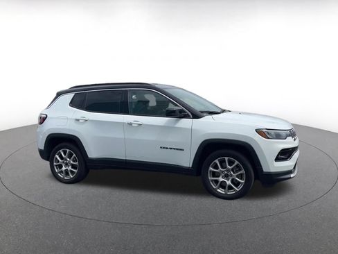 Used 2025 Jeep Compass Limited AWD/4WD image 2