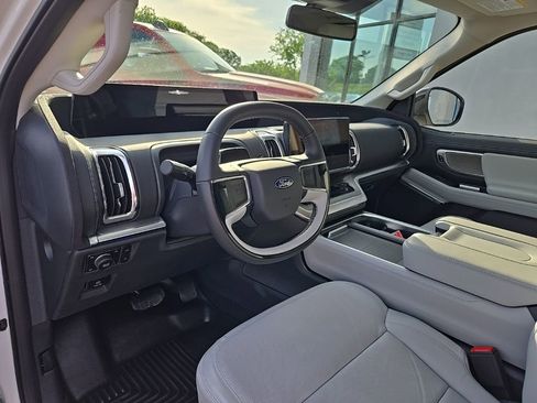 Used 2025 Ford Expedition Platinum w/ Driver's Package AWD/4WD image 36