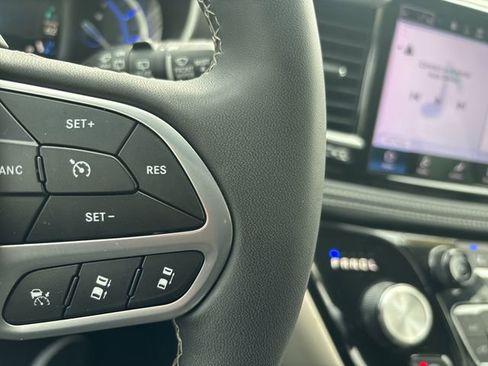 Used 2023 Chrysler Pacifica Touring-L FWD image 18
