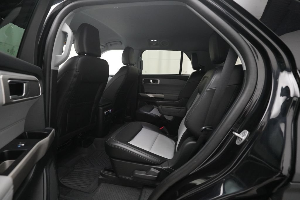 Used 2023 Ford Explorer XLT w/ Equipment Group 202A AWD/4WD image 16
