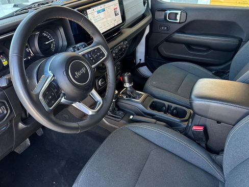Used 2024 Jeep Wrangler Unlimited Sahara AWD/4WD image 11