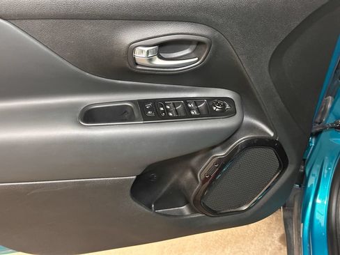 Used 2022 Jeep Renegade Altitude w/ Convenience Group AWD/4WD image 23