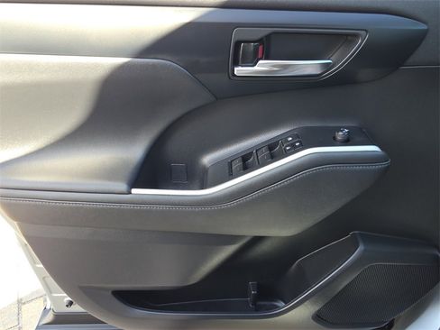 Used 2023 Toyota Highlander XLE image 29