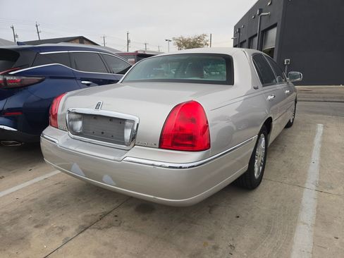 Used 2010 Lincoln Town Car Signature Limited image 2