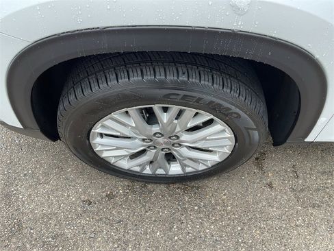 Used 2024 GMC Acadia Elevation image 17