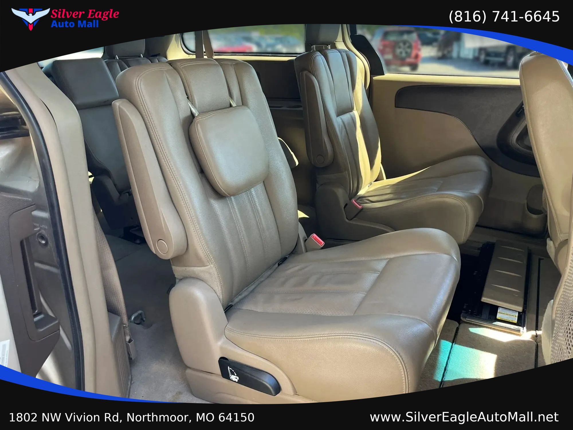 Used 2012 Chrysler Town & Country Touring w/ Entertainment Group #1 FWD image 6