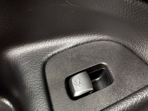 Used 2017 Mercedes-Benz E 300 4MATIC image 31
